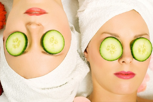 Cucumber slices to reduce dark circles